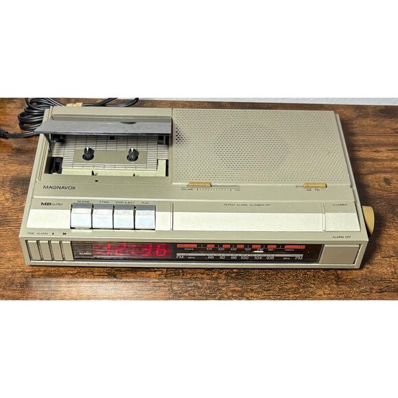 Vintage Magnavox D7547/47 Radio Cassette Alarm Clock/ Cassette- see description - Picture 4 of 9